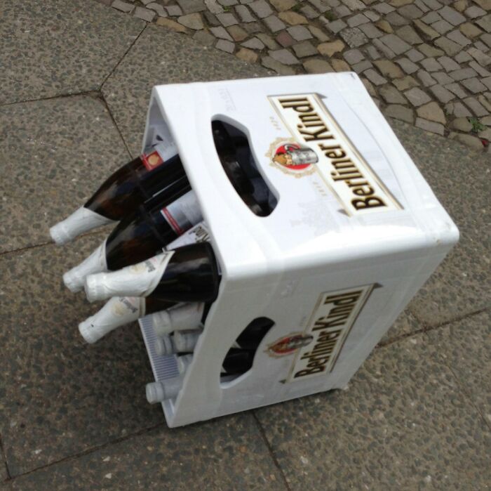 Bueno, eso estuvo cerca. La caja se cayó y la cerveza no se derramó