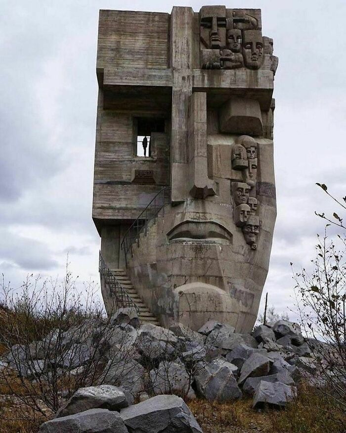 Máscara de dolor (1996, dedicada a la memoria de los prisioneros del Gulag) Magadán, Rusia. Escultor: Ernst Neizvestny