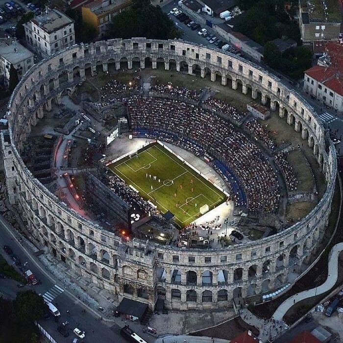 Partido de fútbol disputado en un estadio romano de Pula (Croacia) de 2.000 años de antigüedad