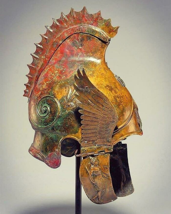 Un casco alado frigio de bronce, brillantemente conservado, datado en el siglo IV a.C. Recientemente subastado por 160.000 libras.