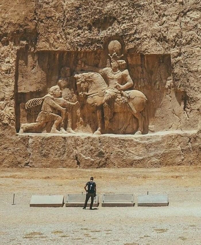 El emperador romano Filipo el Árabe arrodillado ante el rey persa Shapur I, suplicando la paz, y el emperador de pie representa a Valeriano, que fue hecho cautivo por el ejército persa en 260 d.C., El triunfo de Shapur I, Naqshe Rostam, Irán