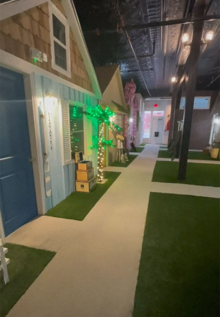 Cuando tu jefe les construye a todos sus propias casitas: TikToker muestra las extravagantes oficinas en las que trabaja