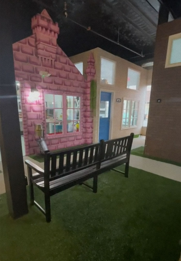 Cuando tu jefe les construye a todos sus propias casitas: TikToker muestra las extravagantes oficinas en las que trabaja