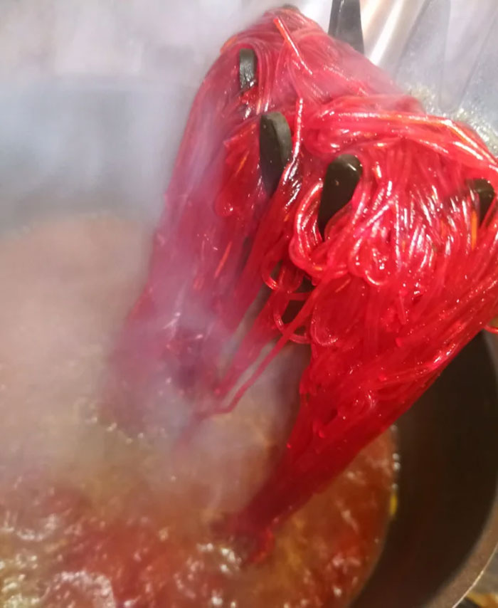 Acabo de aprender, por las malas, que la curcuma + agua caliente + fideos de arroz = La pasta del diablo. Grité 