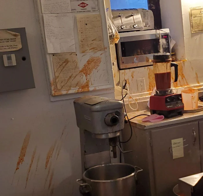 Cuando tu compañero de trabajo pone demasiada salsa picante en la batidora jajaja