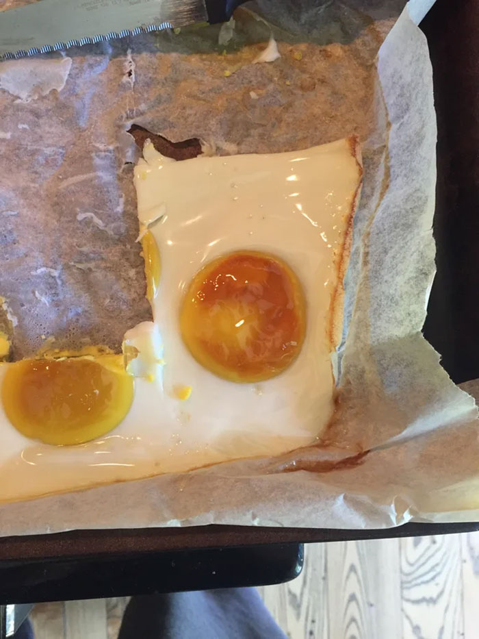 Mi madre cocinó algunos huevos en el horno a 200°C por 30 minutos y la parte de arriba tenía una textura casi plástica y el centro estaba seco y duro 