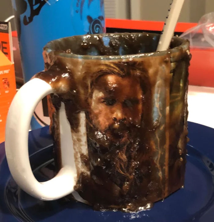 Intenté hacer una torta en taza. Algo salió horriblemente mal y explotó en el microondas 