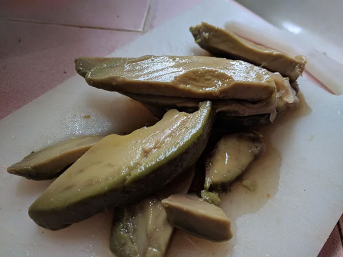 Aguacate en vinagre. Dios, es muy feo 