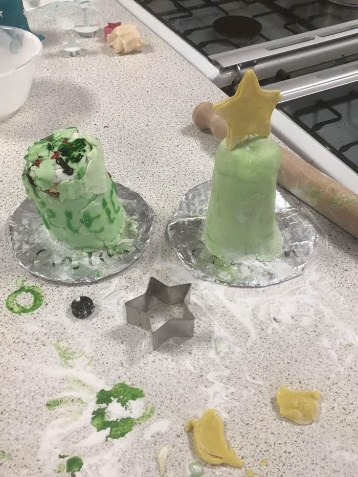 El de la derecha es el pastel de Navidad de mis amigos. El de la izquierda es mi pastel fallido 