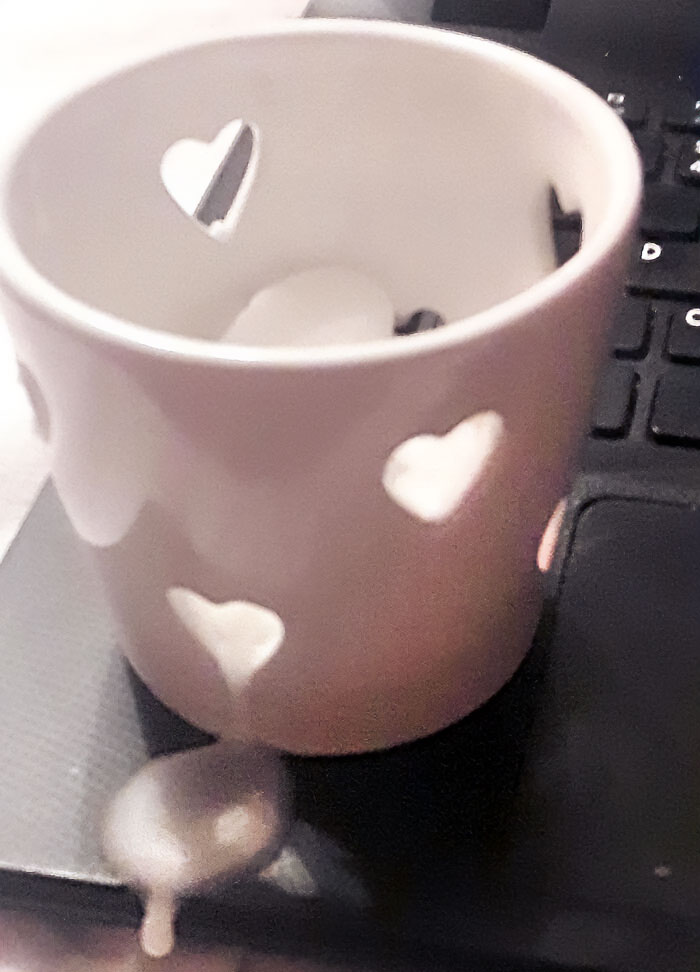 Esta vela tiene agujeros en forma de corazón en su portavelas, que hacen que salga la cera derretida que se produce al encenderla