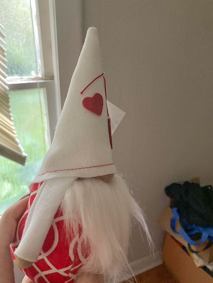 Mi prometido tiene un "elfo de San Valentín". Me parece que Santa se ha unido al Klan