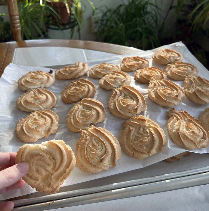 Mi papá quería hacer galletas de rosas en forma de corazón para San Valentín. No sé si debería decirle que hizo galletas con una apariencia diferente