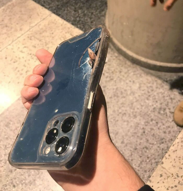 Una bala perdida en Nochevieja impacta en el teléfono de un hombre en el aeropuerto de Beirut