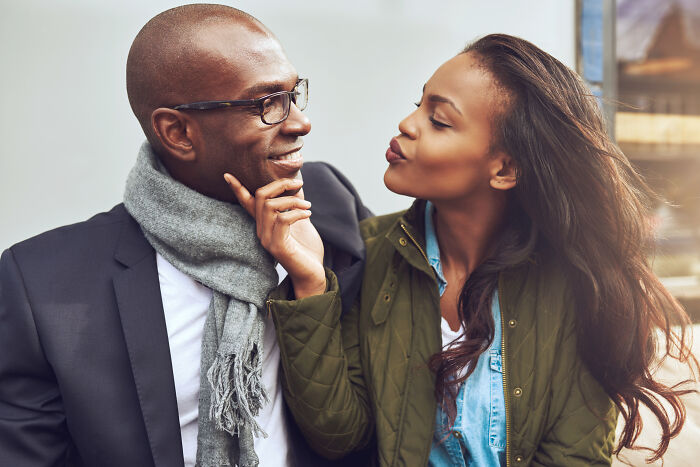 35 Acciones de hombres intentando impresionar a mujeres que consiguen exactamente lo contrario