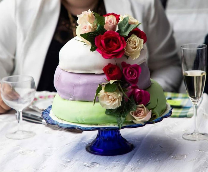 Me siento muy mal por la pareja que se casó… ¡Es un pastel tan horrible!