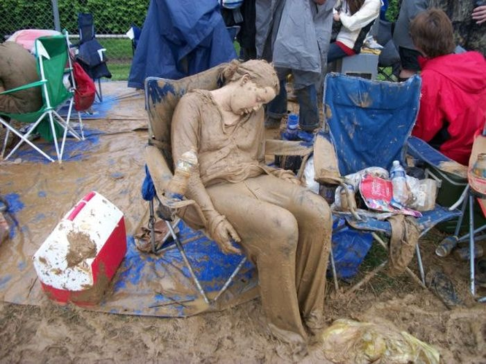 “Humans Doing Human Things”: 50 Pics That Showcase The Weird And Chaotic Side Of Humanity (New Pics)