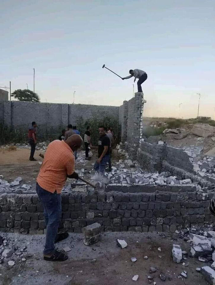 “Humans Doing Human Things”: 50 Pics That Showcase The Weird And Chaotic Side Of Humanity (New Pics)