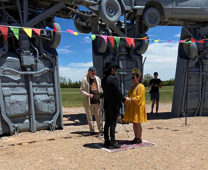  En el medio de Nebraska, hay una instalación de arte llamada Carhenge. Es literalmente la versión de coches de Stonehenge (el círculo de piedras). Mi amigo se casó allí esta semana 