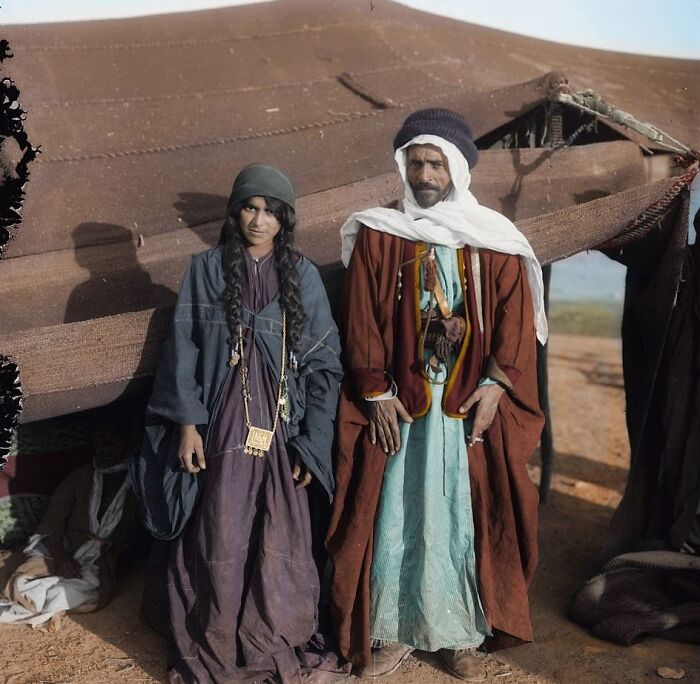Pareja beduina delante de su tienda, tribu Adwan. 1898. (Coloreada por Frédéric Duriez)