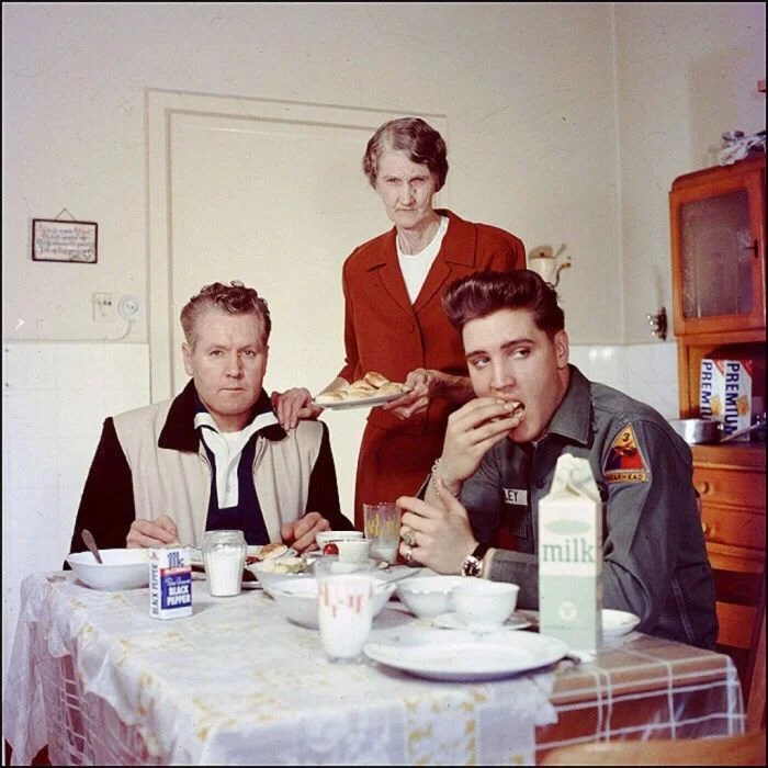 Elvis, su padre Vernon, y su abuela Minnie Mae, 1959