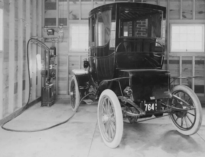 Cargando un coche eléctrico en el estacionamiento, Nueva York, 1911