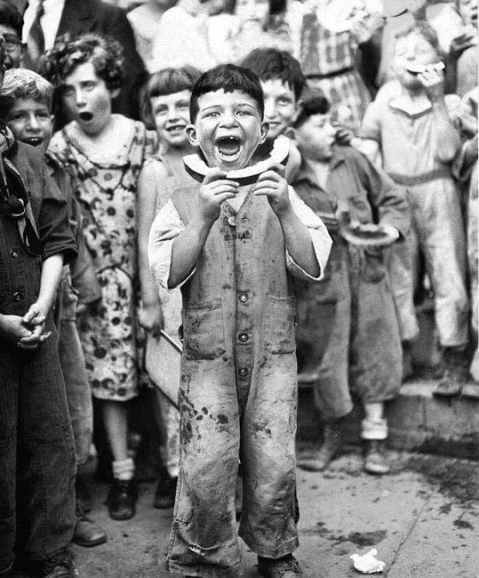 El campeón de comer sandías en la celebración del 4 de julio en Brooklyn, 1935