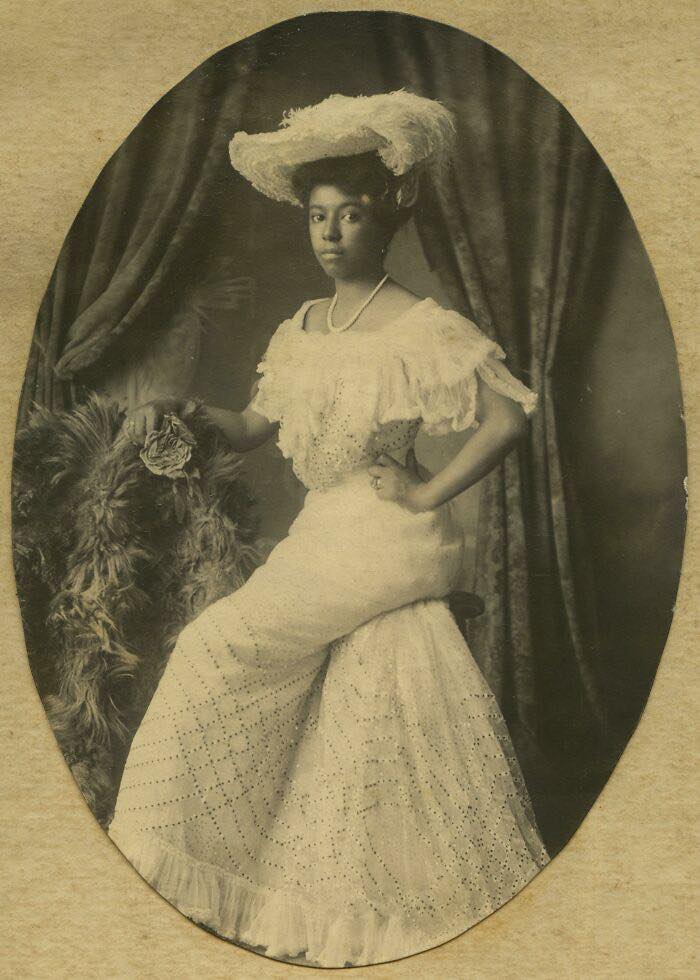 Una joven posa para un retrato de estudio, Kentucky, 1890-1910