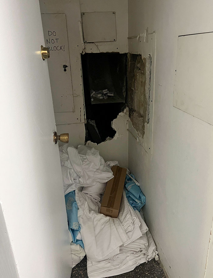 Las señoras de la limpieza de mi hotel dejaron la puerta abierta del armario donde guardan las sábanas limpias y los jabones