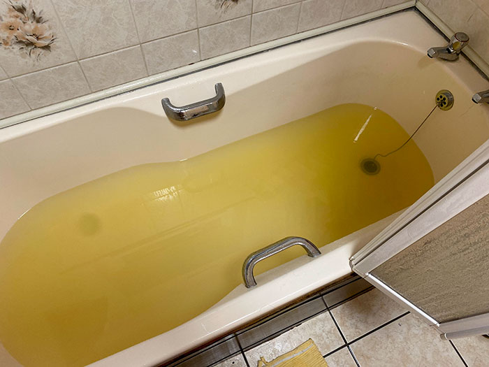 El agua de nuestro Airbnb lleva una semana amarillenta y con sabor metálico. El propietario dice que no puede hacer nada al respecto