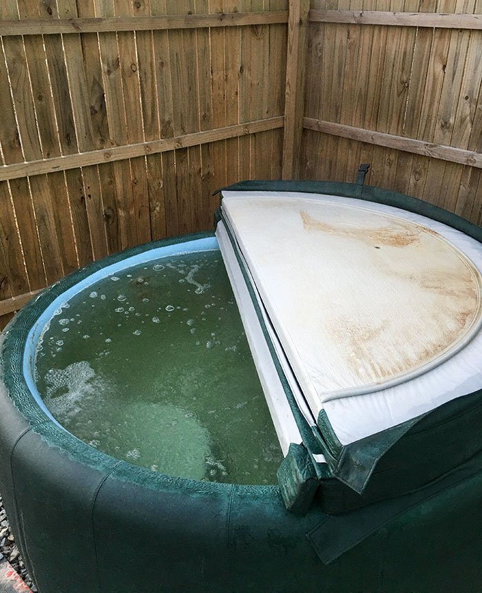 La razón principal por la que alquilé este Airbnb fue por la bañera de hidromasaje. Sin embargo, estaba sucio y el olor era terrible
