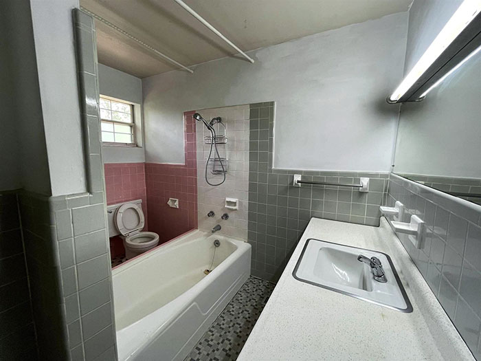 Hay que pasar por encima de la bañera para llegar al inodoro