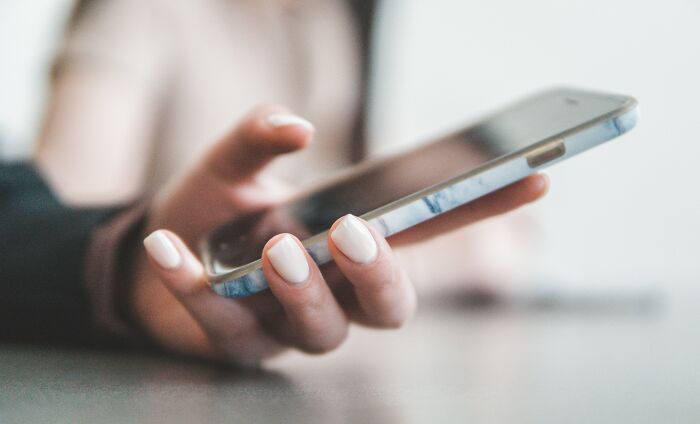 30 Detalles socialmente aceptables que solían ser tabú en el pasado