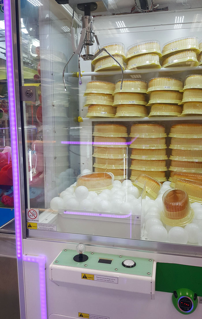 Esta máquina de juegos japonesa te permite ganar un pastel de queso