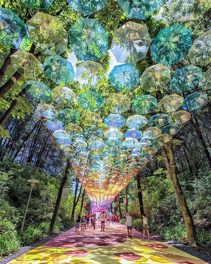 Un cielo de paraguas en el pueblo Metsa, en Japón