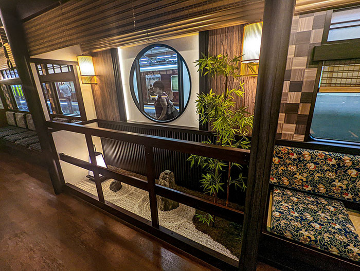 Un mini jardín japonés entre los asientos de un tren a Kioto