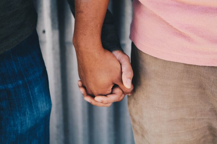 30 Detalles socialmente aceptables que solían ser tabú en el pasado