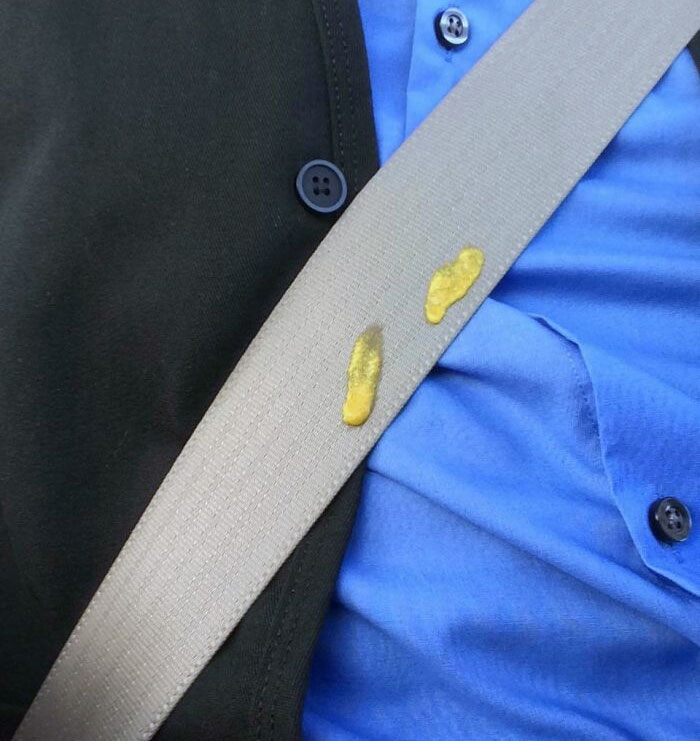 Hoy intentaba comer y conducir de camino a mi primer día de trabajo, y mi cinturón de seguridad me salvó. Ponte siempre el cinturón de seguridad