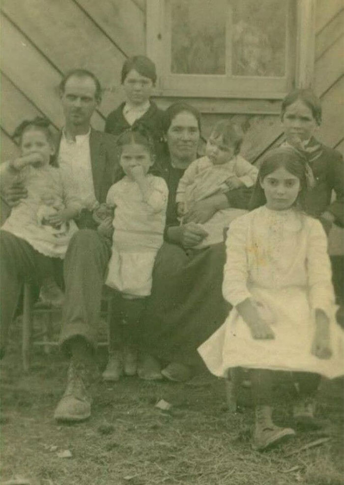 Una vieja foto familiar que mi padre encontró... Cuando lo ves...