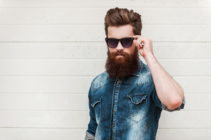 35 Acciones de hombres intentando impresionar a mujeres que consiguen exactamente lo contrario