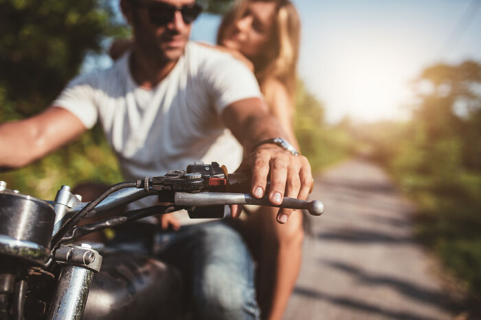 35 Acciones de hombres intentando impresionar a mujeres que consiguen exactamente lo contrario
