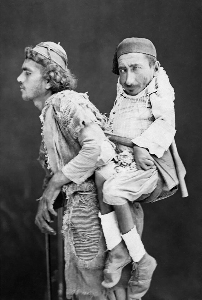 1889. Un ciego lleva a un paralítico con enanismo en Damasco, Siria. Foto del fotógrafo italiano Tancrède Dumas