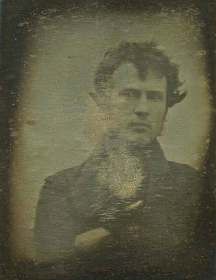 1839. El retrato fotográfico más antiguo conocido de un ser humano en EE.UU., tomado como autorretrato por el pionero de la fotografía Robert Cornelius. Tuvo que permanecer inmóvil entre 10 y 15 minutos para capturar la fotografía