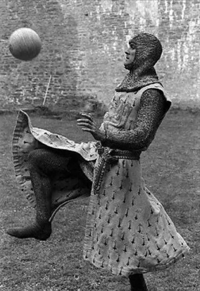 1975. John Cleese en el plató de Monty Python y el Santo Grial