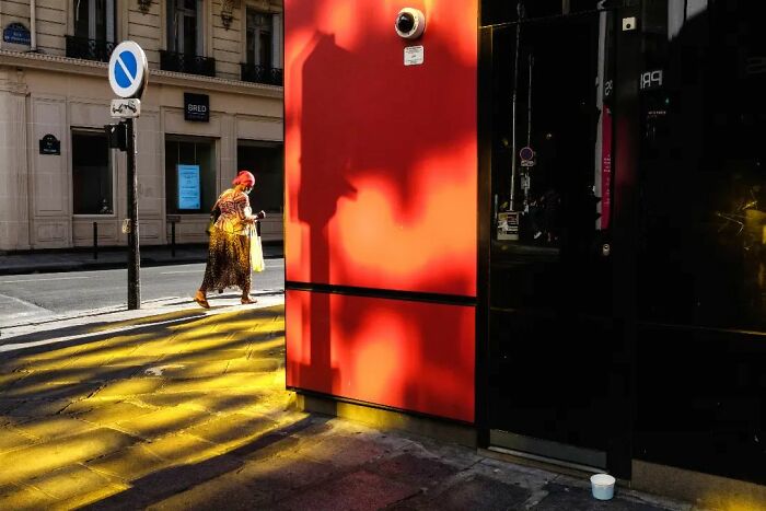 This Belgian Photographer Captures Funny And Extraordinary Scenes Of Everyday Life (30 New Pics)