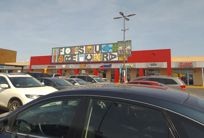 Vi esto en mi supermercado local. Se supone que dice "Frescura"