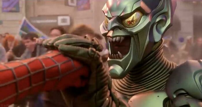 En Spider-Man (2002), cuando va a dar un puñetazo al Duende Verde, se le ven los labios inmóviles. Mientras la voz de Willem Dafoe dice 