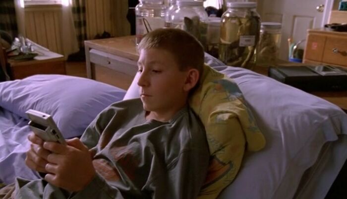 Malcolm temporada 7 episodio 5. Dewey juega sin cartucho con su Gameboy