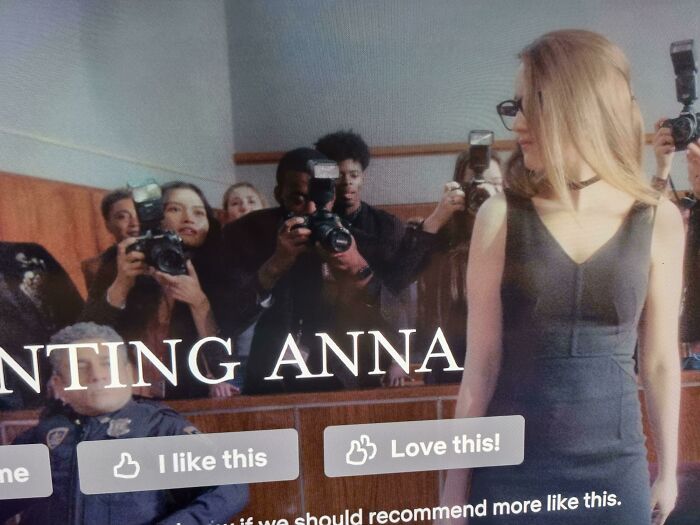 En ¿Quién es Anna? hay un fotógrafo con la tapa aún puesta en la lente