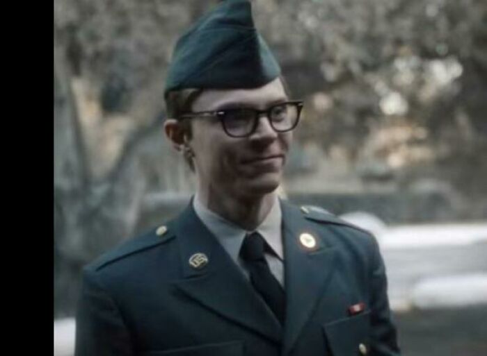 En Dahmer, vuelve del entrenamiento básico en 1979 con la Medalla del Servicio de Defensa Nacional, que no se concedió entre 1974 y 1990