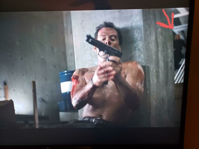 Después de que Mcclane cuelgue a Karl se puede a ver a Karl de pie en el fondo